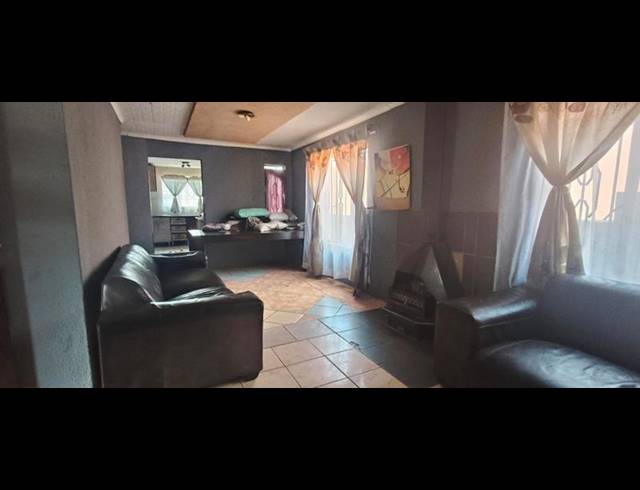 3 BEDROOM HOUSE FOR SALE IN PHILIP NEL PARK